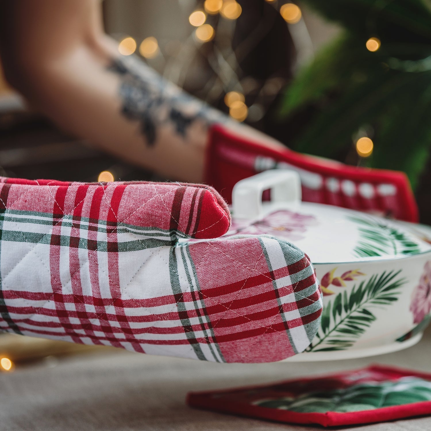 Professional-grade oven mitts made of cotton Professional-grade oven mitts made of cotton